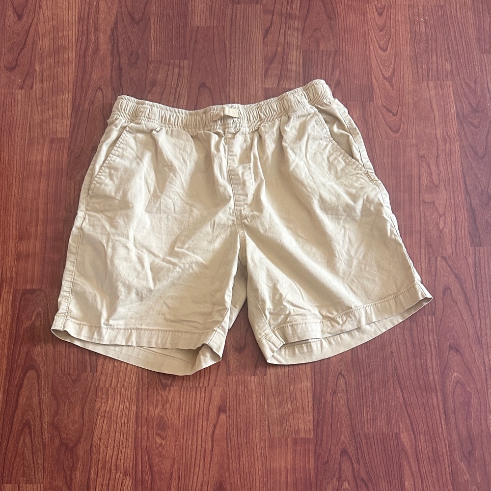 Old Navy khaki Jogger shorts  built in flex . Size medium.